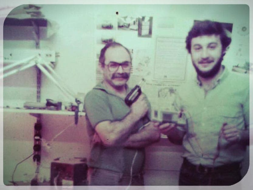 Integrantes fundadores de TBM sosteniendo un equipo electrónico terminado.